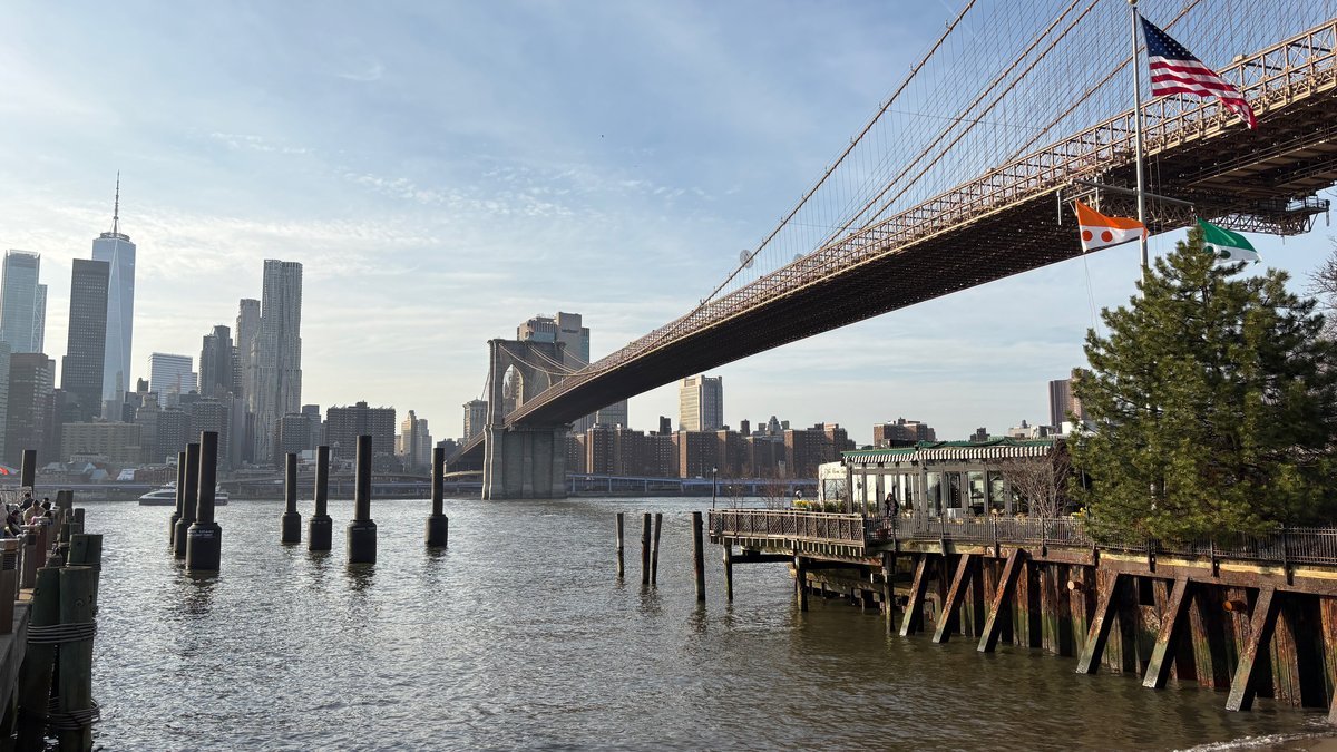 Puente de Brooklyn y skyline de Manhattan con One World Trade Center desde Dumbo.