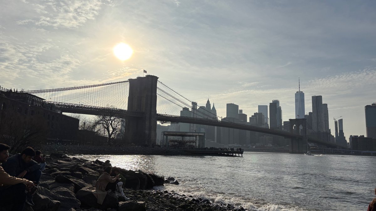 Puente de Brooklyn y skyline de Manhattan al atardecer desde Brooklyn Bridge Park.
