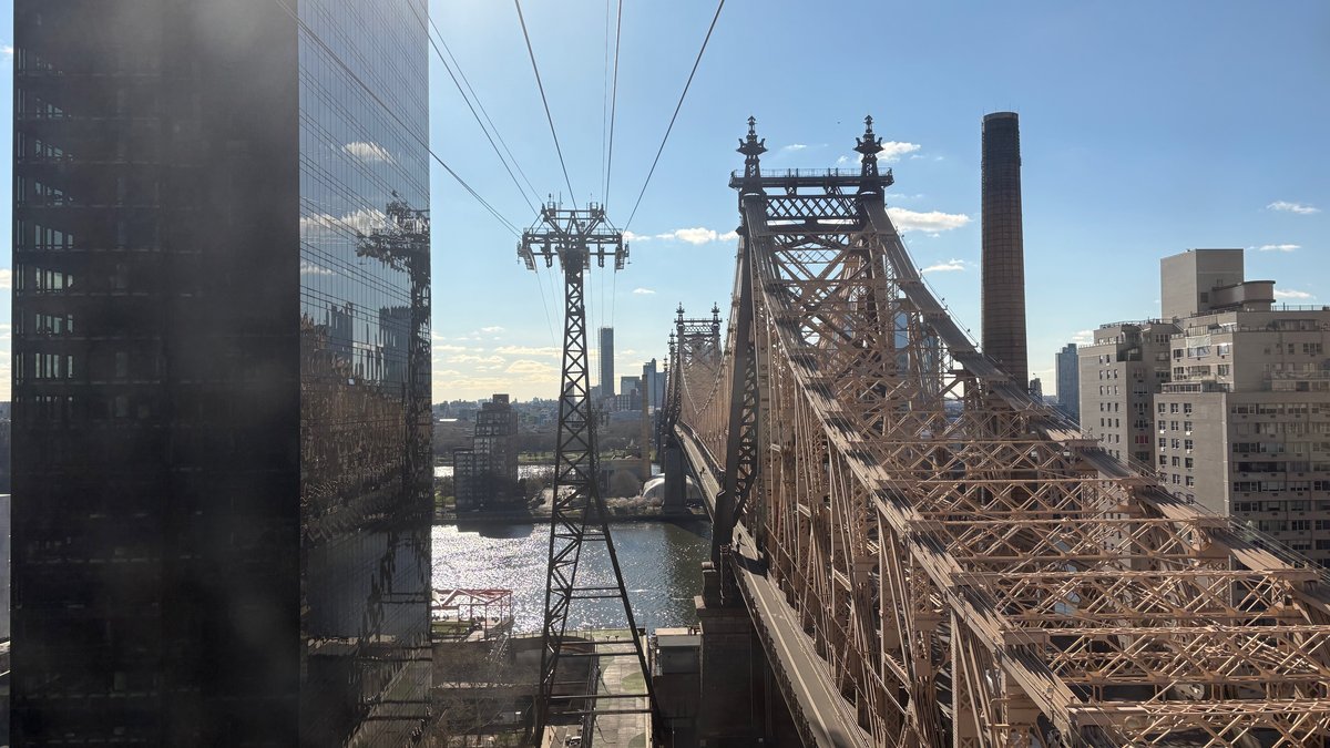Queensboro Bridge y Roosevelt Island Tramway en un día soleado, vista aérea de Nueva York.