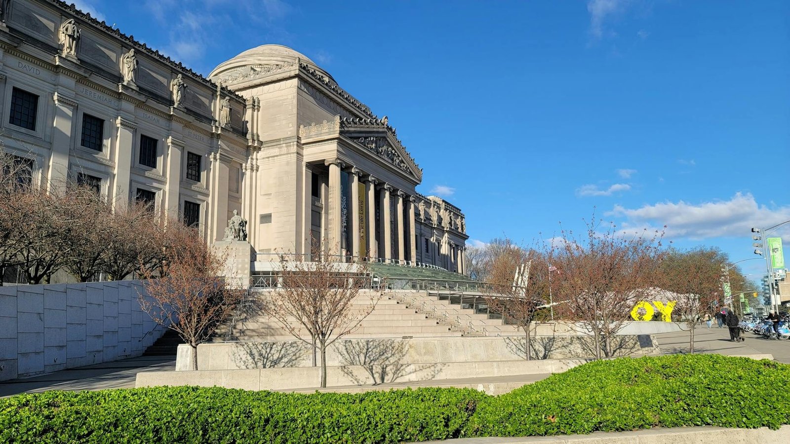 Brooklyn Museum en Prospect Heights, fachada clásica, escaleras, estatuas, cielo azul, escultura OY.