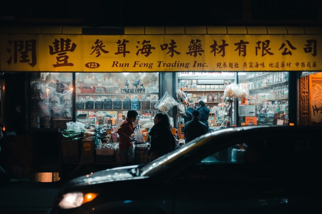 Tienda de hierbas chinas Run Feng Trading Inc. en Chinatown, Nueva York, de noche.