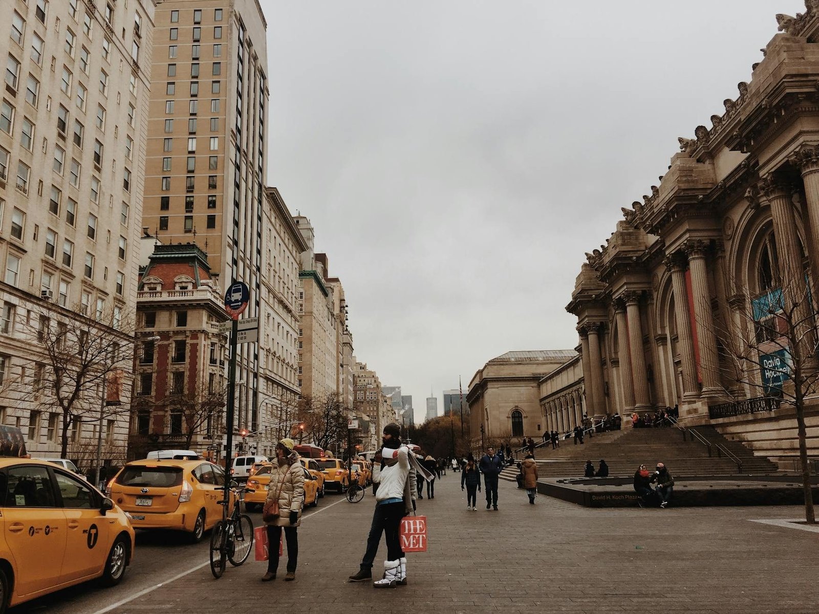 Museo Metropolitano de Arte, Quinta Avenida, taxis amarillos, gente, día nublado, Nueva York.